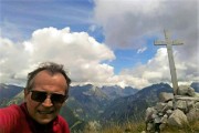 69 Alla croce di vetta del Pizzo Badile (2044 m)